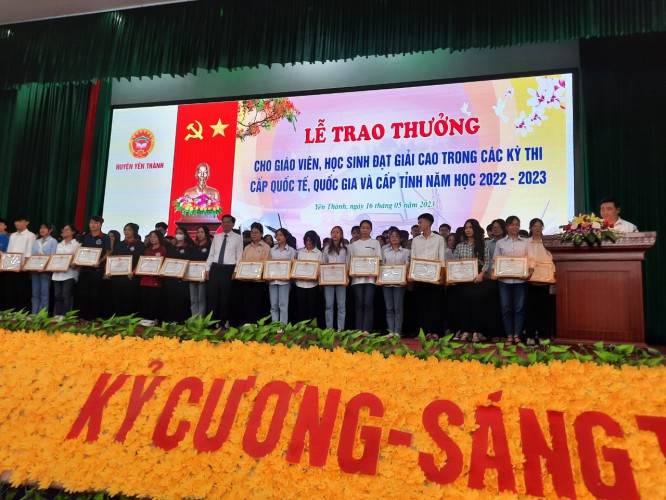 Huyện Yên Thành trao thưởng giáo viên và học sinh đạt thành tích xuất sắc năm học năm học 2022-2023